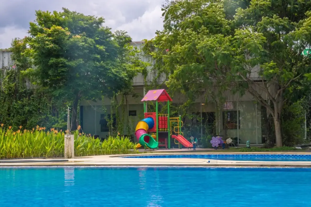 Hồ bơi và khu vui chơi trẻ em tại dự án EcoXuân, tạo không gian sống tiện nghi và lý tưởng cho các gia đình trẻ.